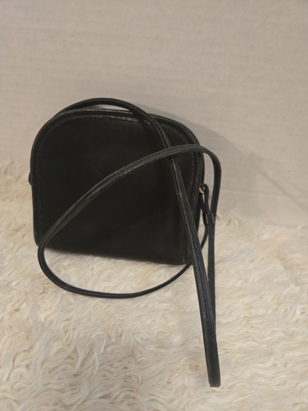 Classic Black Leather Crossbody Bag - Sleek Everyday Style - Picture 5 of 6